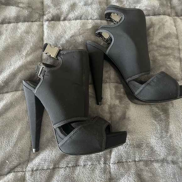 Elegant Black Women's Shoes - Picture 2 of 6